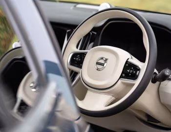 Interior Volvo V60 B4 Inscription [UK-spec] '2020–pr.
