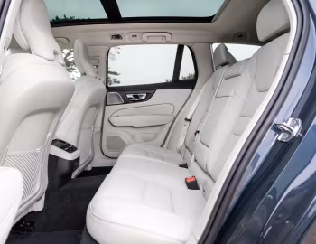 Interior Volvo V60 B4 Inscription [UK-spec] '2020–pr.