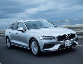Volvo V60 B4 Momentum [Japan] '2020–pr.