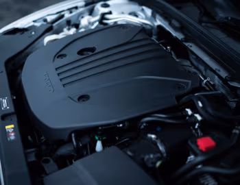 Sob o capô Volvo V60 B4 Momentum [Japan] '2020–pr.