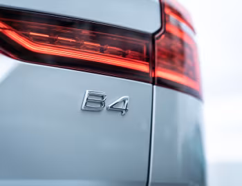 Volvo V60 B4 Momentum [Japan] '2020–pr.