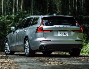 Volvo V60 B4 Momentum [Japan] '2020–pr.