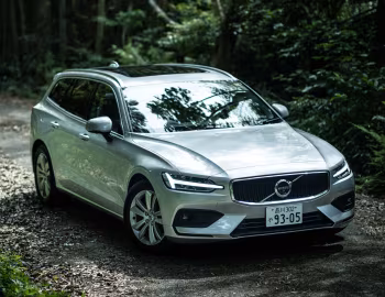 Volvo V60 B4 Momentum [Japan] '2020–pr.