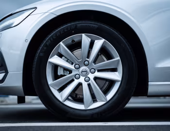 Volvo V60 B4 Momentum [Japan] '2020–pr.