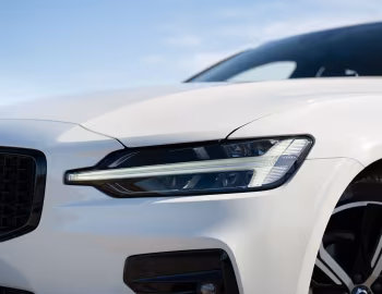 Volvo V60 B4 Plus [UK-spec] '2024–pr.