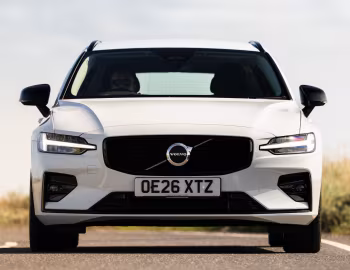 Volvo V60 B4 Plus [UK-spec] '2024–pr.