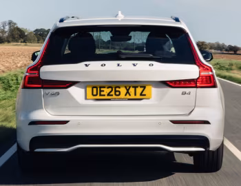 Volvo V60 B4 Plus [UK-spec] '2024–至今