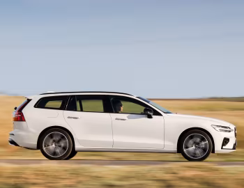 Volvo V60 B4 Plus [UK-spec] '2024–pr.