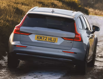 Volvo V60 B5 AWD Cross Country [UK-spec] '2021–н.в.