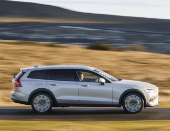 Volvo V60 B5 AWD Cross Country [UK-spec] '2021–pr.