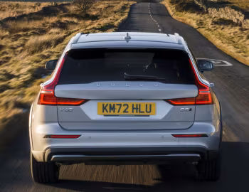 Volvo V60 B5 AWD Cross Country [UK-spec] '2021–pr.