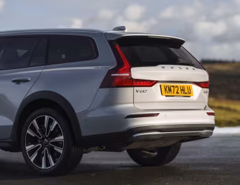 Volvo V60 B5 AWD Cross Country [UK-spec] '2021–pr.