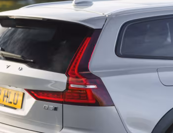 Volvo V60 B5 AWD Cross Country [UK-spec] '2021–pr.
