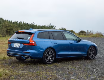 Volvo V60 B5 R-Design [Japan] '2020–pr.