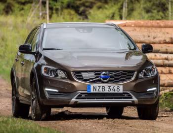Volvo V60 D4 Cross Country [Worldwide] '2015–18