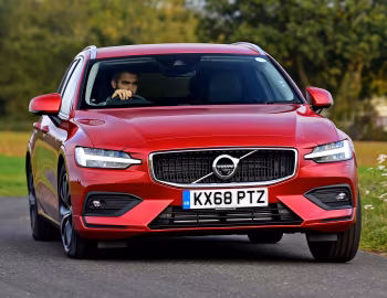 Volvo V60 D3 Momentum [UK-spec] '2018–pr.