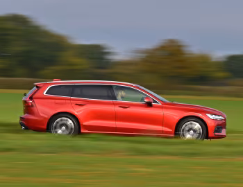 Volvo V60 D3 Momentum [UK-spec] '2018–pr.