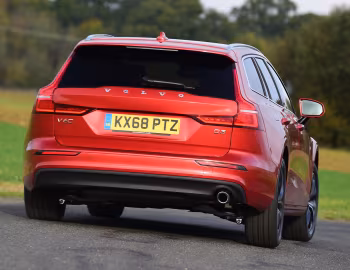Volvo V60 D3 Momentum [UK-spec] '2018–pr.