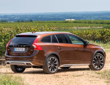 Volvo V60 D4 Cross Country [Worldwide] '2015–18