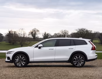 Volvo V60 D4 Cross Country [UK-spec] '2019–pr.