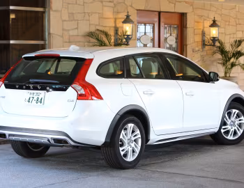 Volvo V60 D4 Cross Country [Japan] '2015–18