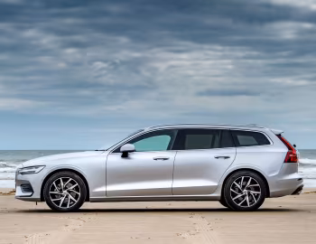 Volvo V60 D4 Momentum [UK-spec] '2018–pr.