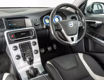 Interior Volvo V60 D5 R-Design [UK-spec] '2010–13