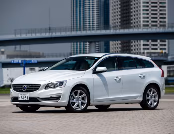Volvo V60 T4 "Luxury Edtion" [Japan] '2014–15