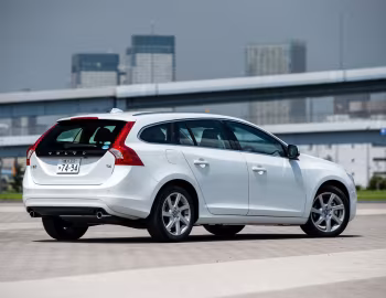 Volvo V60 T4 "Luxury Edtion" [Japan] '2014–15