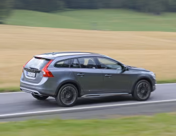 Volvo V60 T5 Cross Country [Worldwide] '2015–18