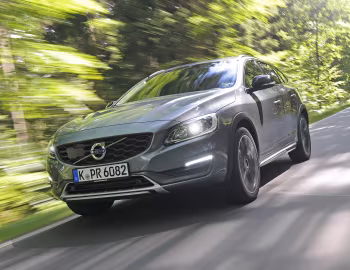Volvo V60 T5 Cross Country [Worldwide] '2015–18