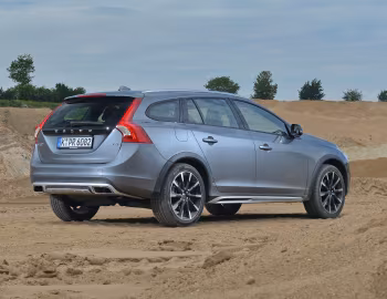 Volvo V60 T5 Cross Country [Worldwide] '2015–18