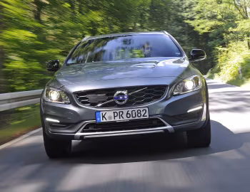 Volvo V60 T5 Cross Country [Worldwide] '2015–18