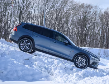 Volvo V60 T5 Cross Country [Japan] '2018–pr.