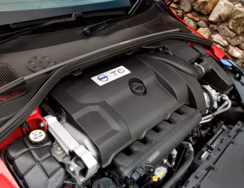 Sous la capuche Volvo V60 T6 R-Design [UK-spec] '2010–13