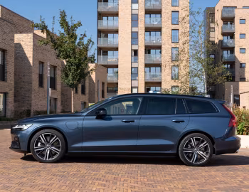 Volvo V60 T6 Recharge AWD R-Design [UK-spec] '2020–pr.