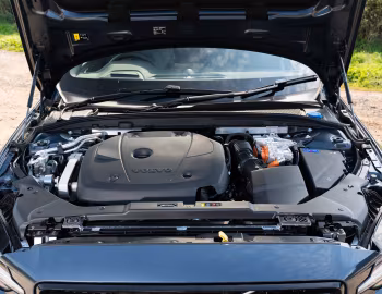 Sous la capuche Volvo V60 T6 Recharge AWD R-Design [UK-spec] '2020–pr.