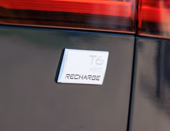 Volvo V60 T6 Recharge AWD R-Design [UK-spec] '2020–pr.