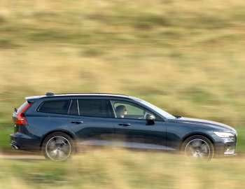 Volvo V60 T6 Recharge AWD R-Design [UK-spec] '2020–pr.