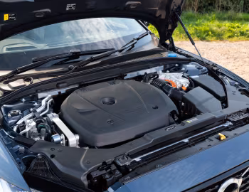 Bajo el capó Volvo V60 T6 Recharge AWD R-Design [UK-spec] '2020–pr.
