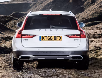 Volvo V90 D4 Cross Country [UK-spec] '2017–pr.
