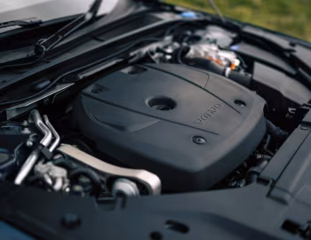 Sous la capuche Volvo V90 T8 AWD Recharge Ultimate [Japan] '2022–pr.