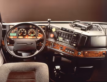 Передня панель Volvo VN '1996–2002