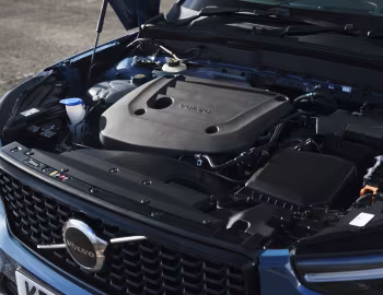 Sous la capuche Volvo XC40 B3 Ultimate [UK-spec] '2022–pr.