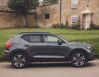 Volvo XC40 B4 [UK-spec] '2022–pr.