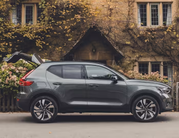 Volvo XC40 B4 [UK-spec] '2022–pr.