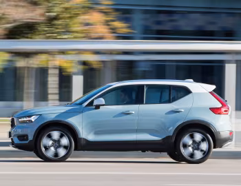 Volvo XC40 D4 Momentum [Worldwide] '2017–22