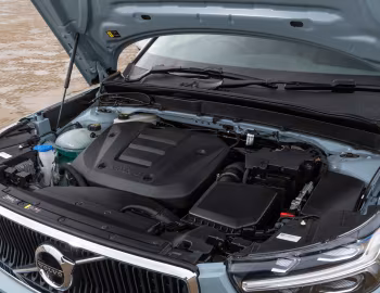 Sous la capuche Volvo XC40 T3 Momentum [UK-spec] '2018–pr.