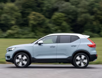 Volvo XC40 T3 Momentum [UK-spec] '2018–pr.