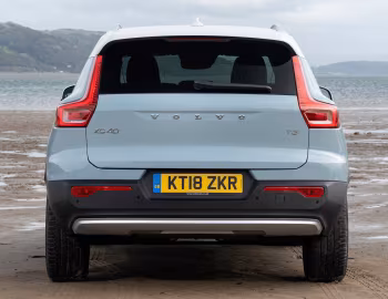 Volvo XC40 T3 Momentum [UK-spec] '2018–pr.